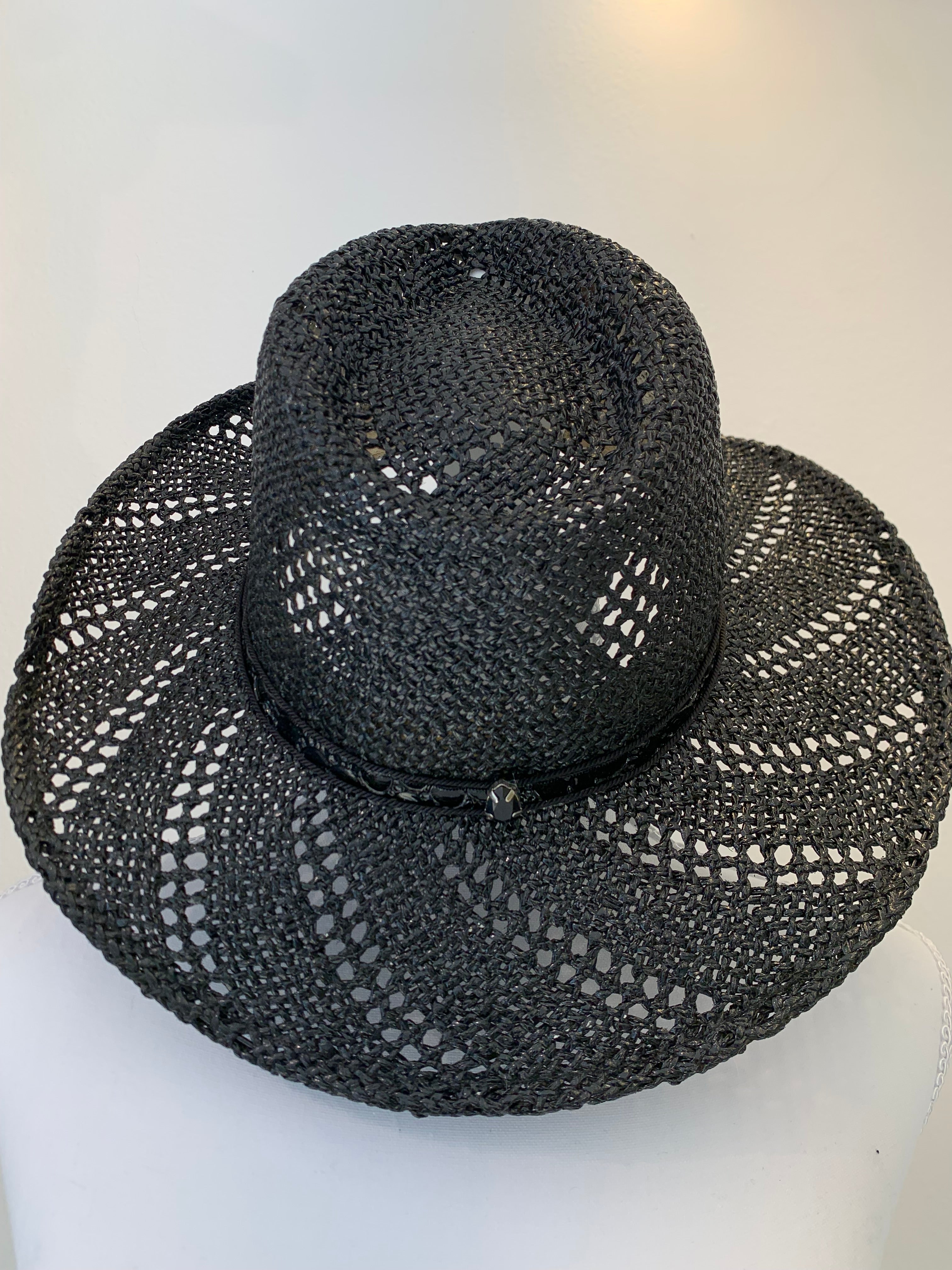BLACK STRAW HAT